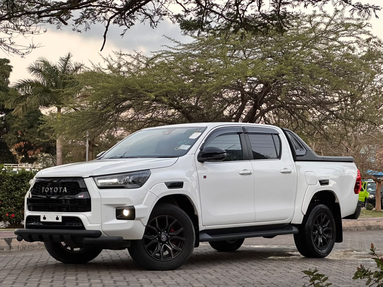 TOYOTA HILUX DOUBLE CABIN thumbnail 3